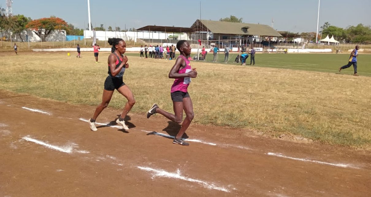 Roselina jepketer leading caroline Chepkemoi during Athletics kenya weekend meet at the Moi stadium, Kisumu on Friday